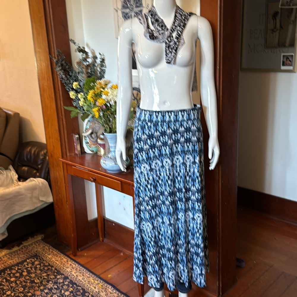 NWT northern reflections size small by nina K Patterned Blue n Black Maxi Skirt
